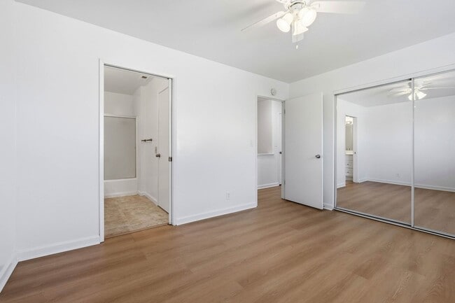 Building Photo - Updated Townhome with Garage!