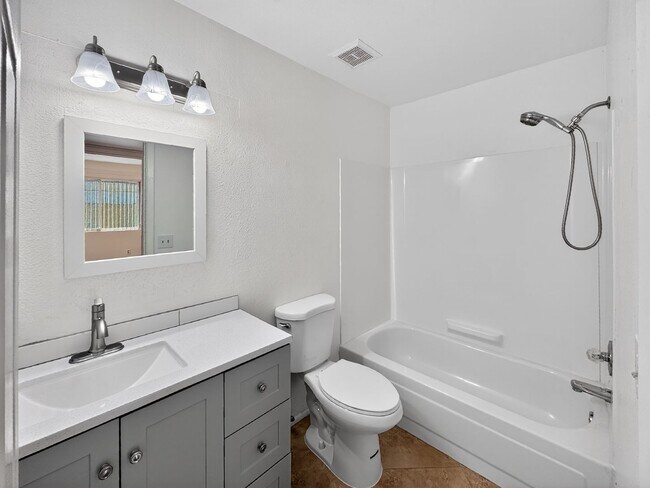 Building Photo - Spacious 4 Bedroom Pool Home in Quiet Cul De Sac