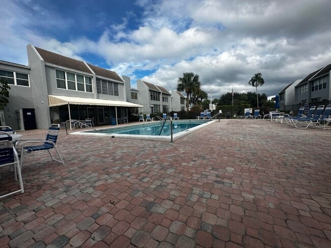 Building Photo - 2940 SW 22nd Ave