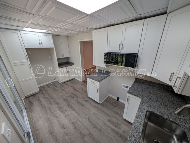 Building Photo - Beautifully Updated Amherst Rental with Large Living Spaces