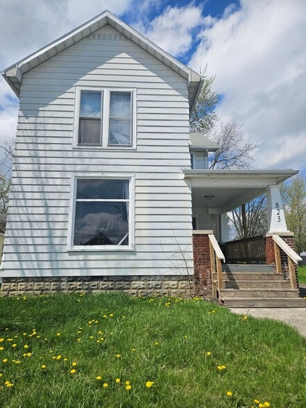 Building Photo - 823 N Main St