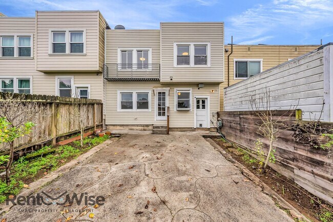 Building Photo - 824 Garfield St