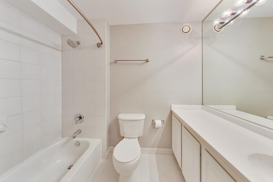 Building Photo - 345 N La Salle Dr