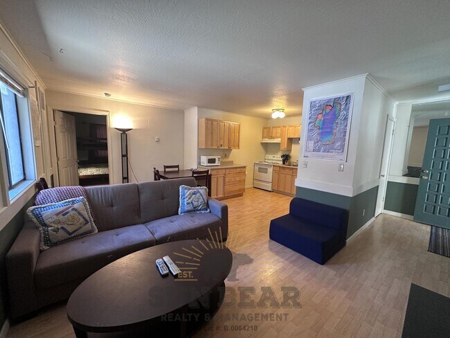 Building Photo - 1 Bedroom in the Pinebrok Complex - Centra...