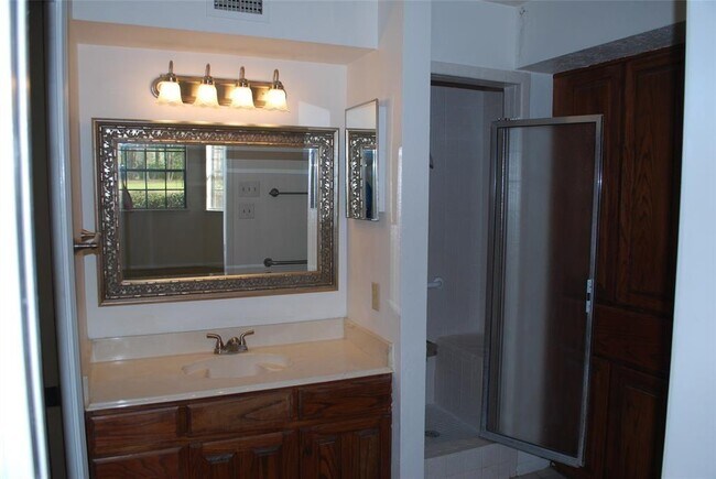 Building Photo - 200 Panorama Dr