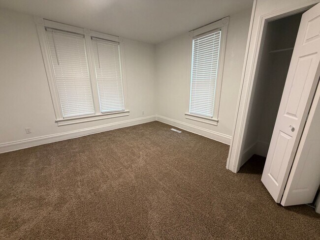 Building Photo - Newly Updated 2 Bedroom House with off street parking!