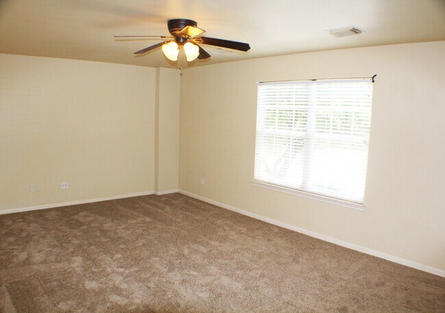 Building Photo - Beautiful Rental now available in Thistle ...
