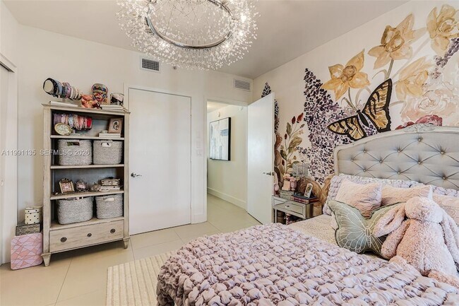 Building Photo - 6000 Collins Ave