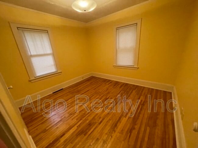 Building Photo - 1475 Albert St N