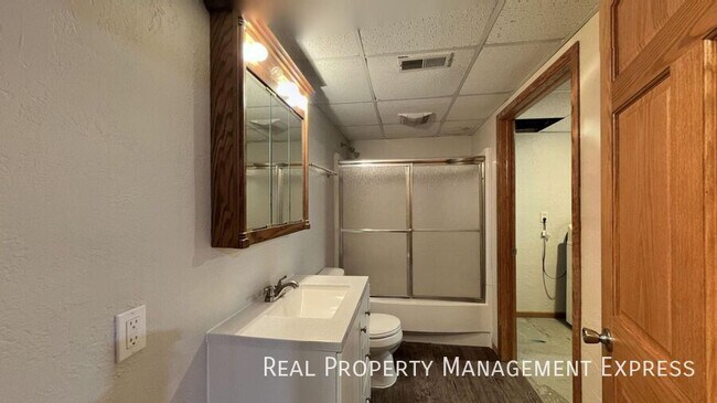 Building Photo - 4 bed 2 bath home with attached garage!