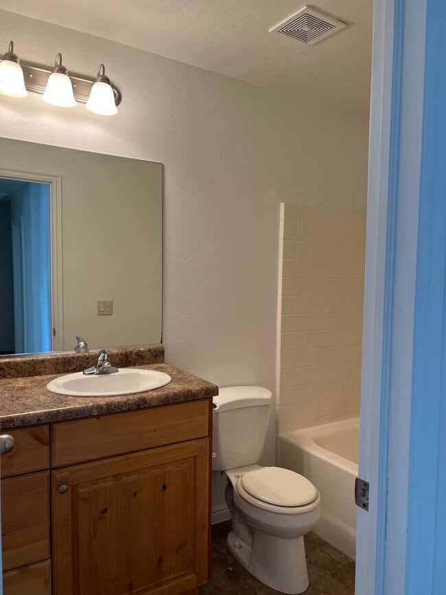 Building Photo - Beautiful 3 bedroom, 2.5 bathroom townhome...