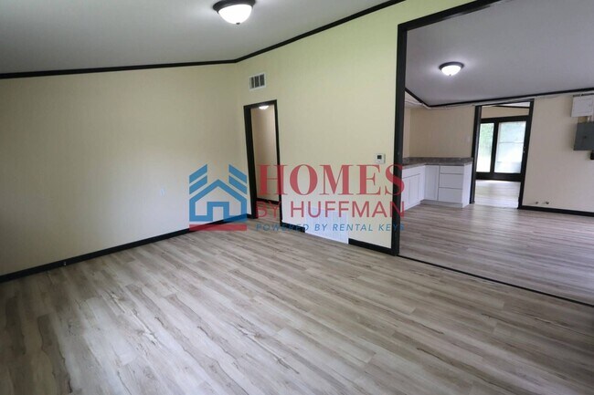 Building Photo - Three Bedroom | Detached Garage