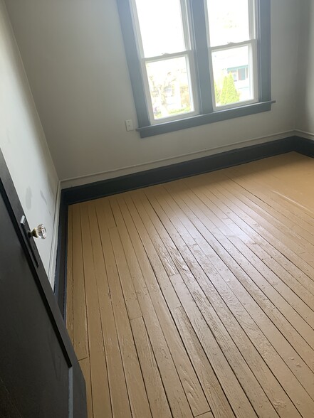 Bedroom 1 11'9" x 10'9" - 17 Hartzell Ave