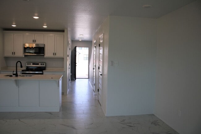 Building Photo - COX-NORTHRIDGE DR-1