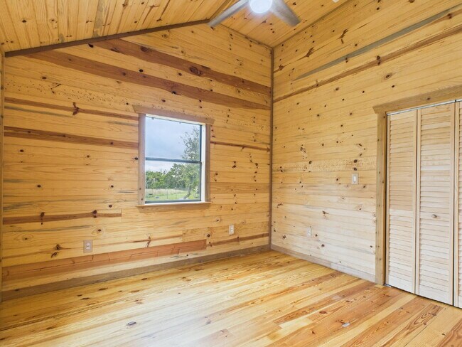 Building Photo - 2/2 Custom Cabin