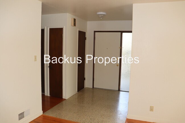 Building Photo - Wonderful three bedroom home in Monterey Park area of South Salinas