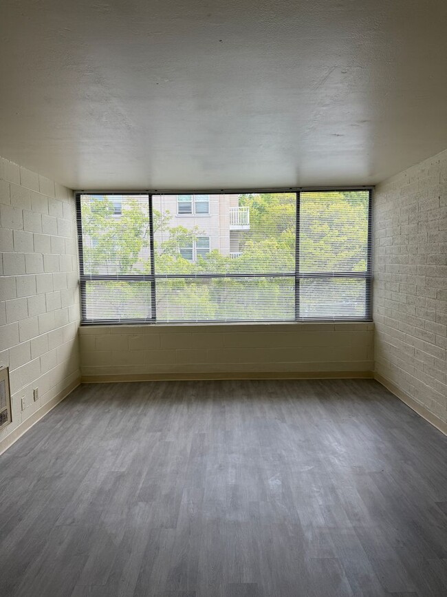 Building Photo - 430 E Howell St