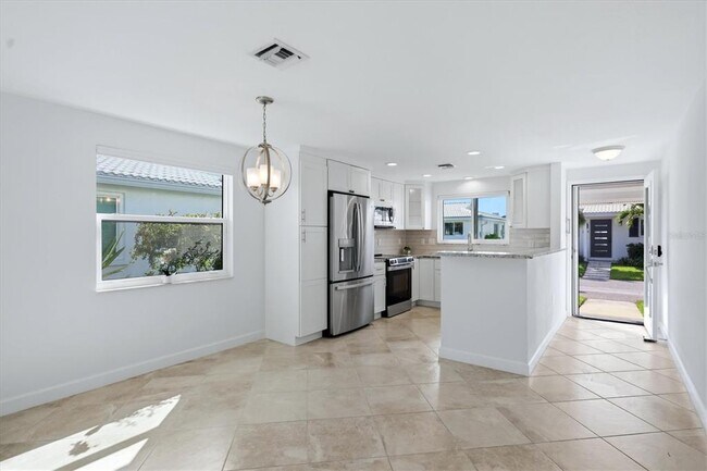 Building Photo - 885 Spanish Dr N