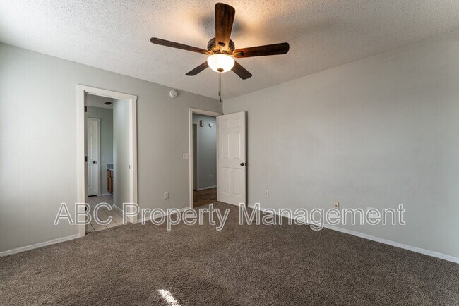 Building Photo - 5803 Samantha St