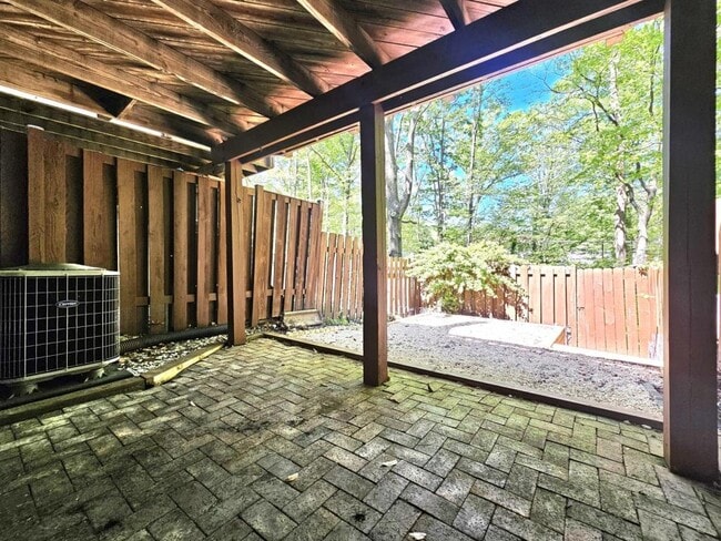 Building Photo - 7664 Northern Oaks Ct