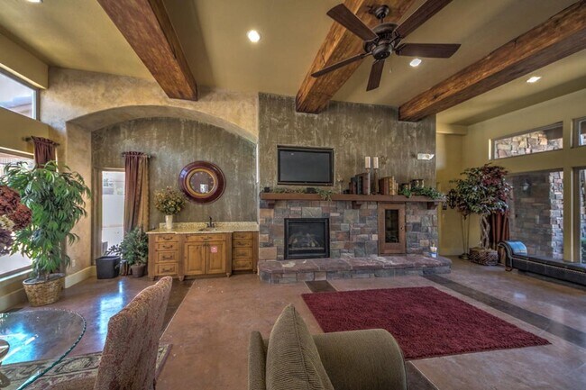 Building Photo - Beautiful townhome near little valley