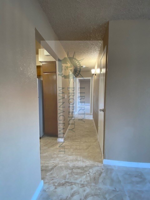 Building Photo - 1190 S Winery Ave