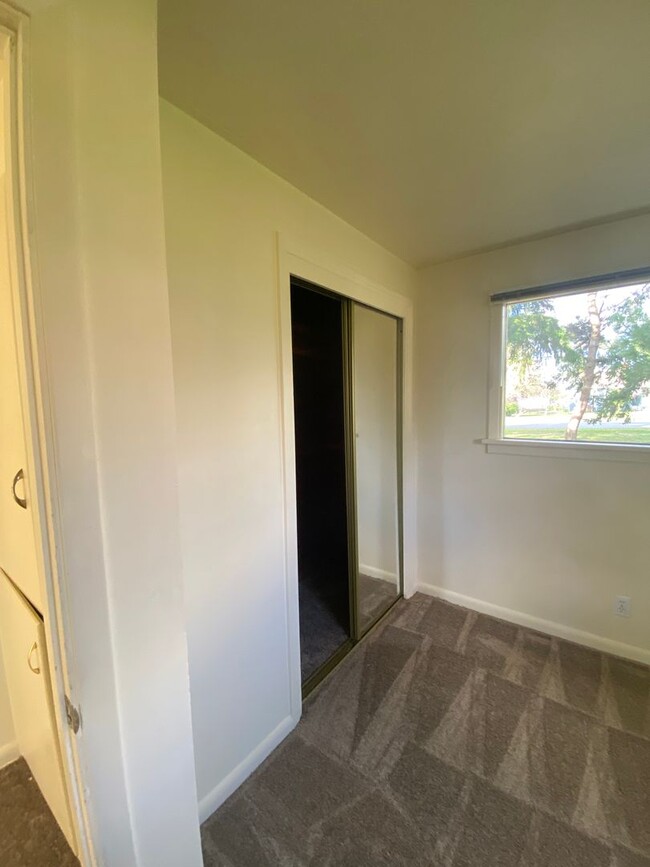 Building Photo - Comfortable 2 Bedroom 1 Bathroom Home with...