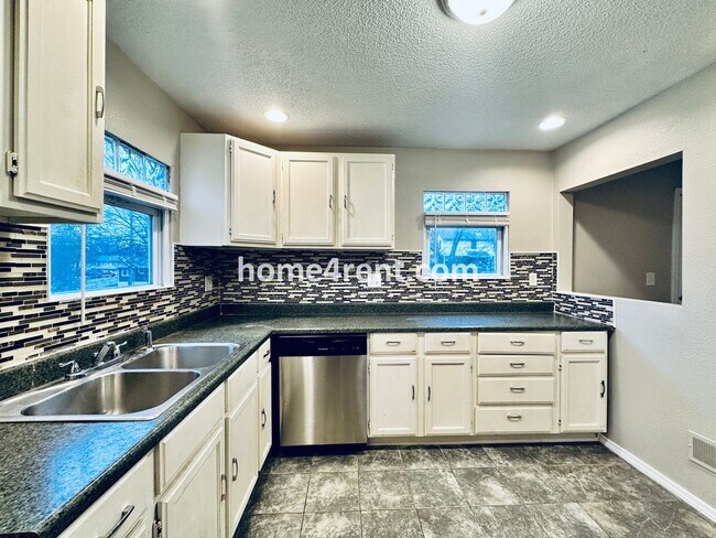 Building Photo - Featuring Wood Floors, SS Appliances, Upda...