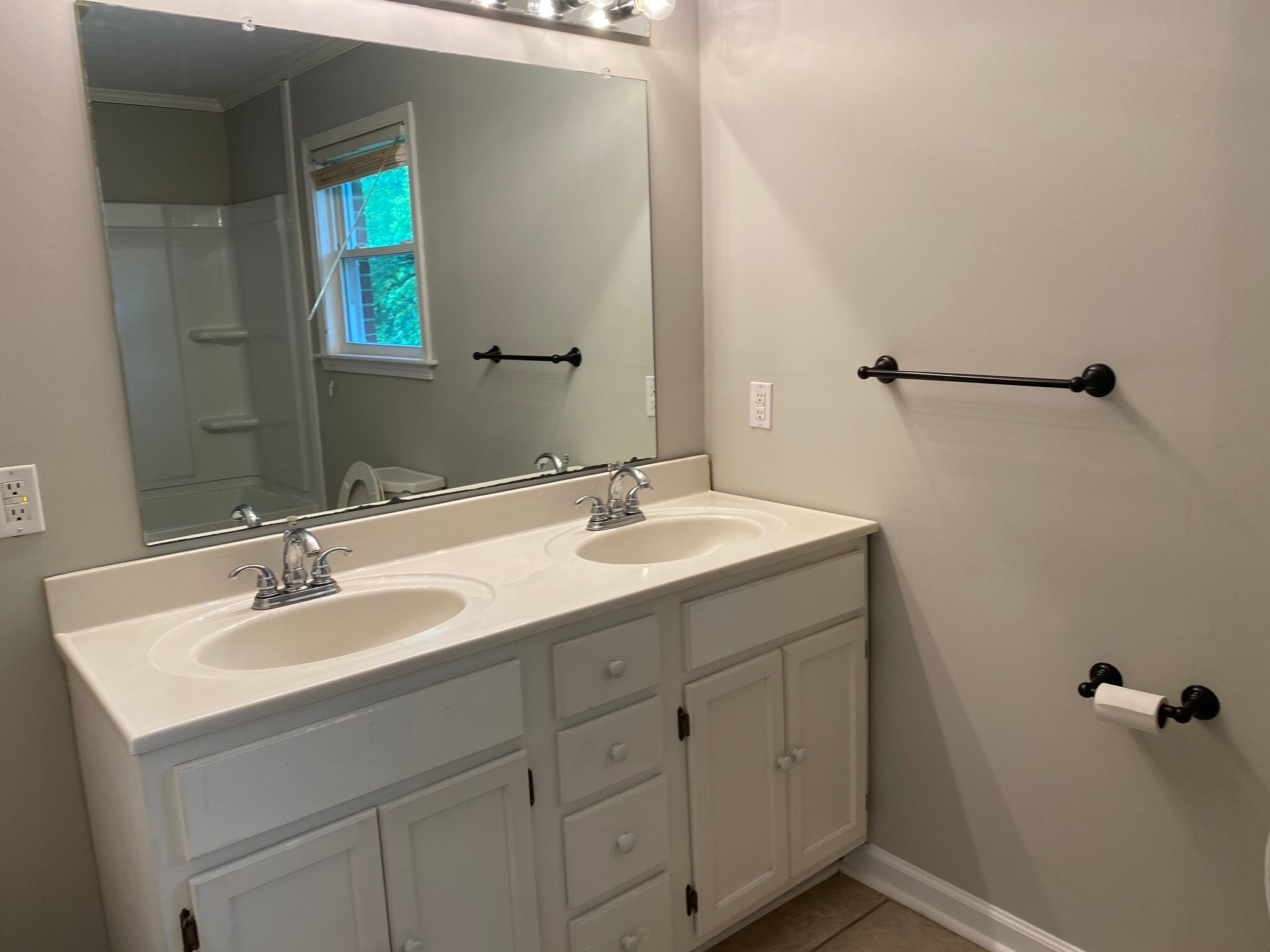 Building Photo - 335 E 17th St