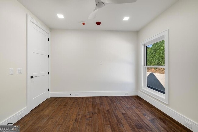 Building Photo - 1281 E Main St