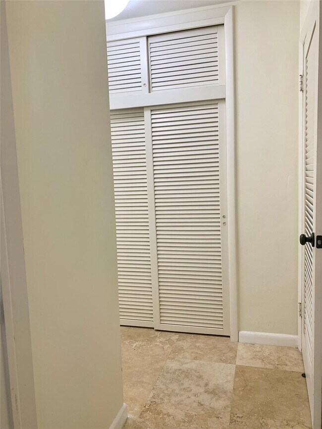 Building Photo - 930 Osceola Dr