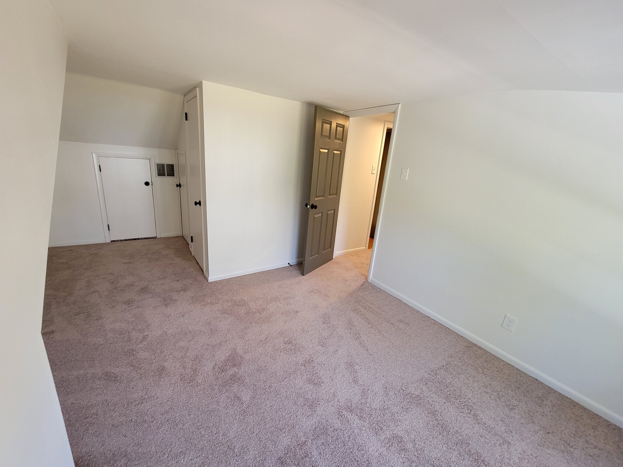 Upstairs Bedroom - 44 N Lakeside Dr W