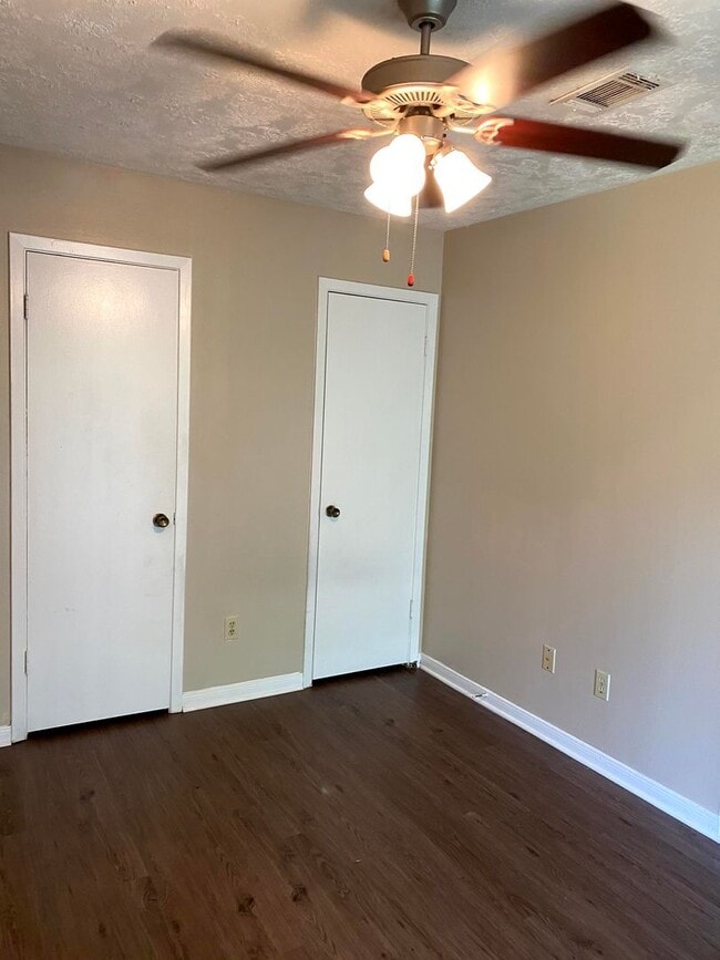 Building Photo - Cozy 2/2 Duplex Available for Prelease!