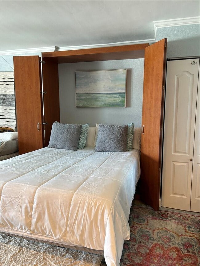 Building Photo - 2900 NE 30th St