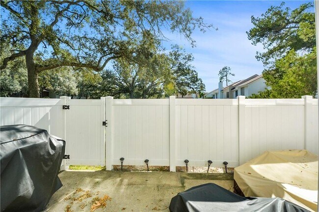 Building Photo - 807 Mallery St