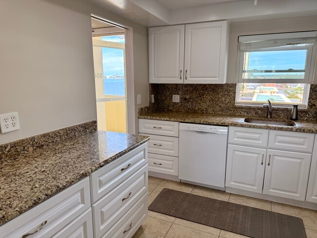 Building Photo - 4775 Cove Cir