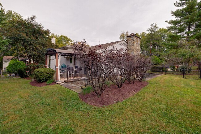 Building Photo - Furnished, Detached Home in Bethesda Alta ...