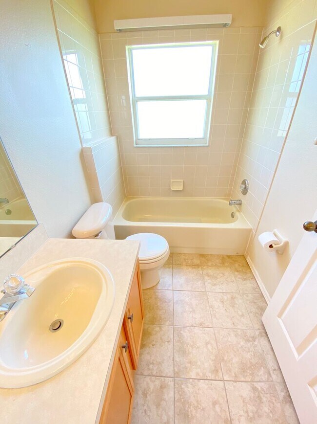 Building Photo - Beautiful Home with Water View in Waterford Lakes!