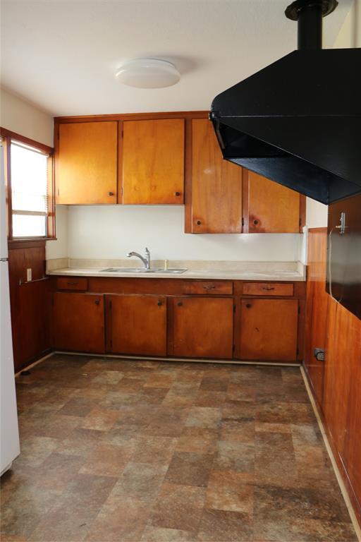 Building Photo - 502 W 8th St