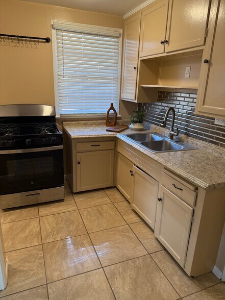 Building Photo - 607 N Rosemary Ln