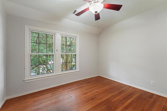 Building Photo - 3126 Wroxton Rd
