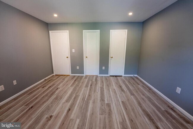 Building Photo - 1533 Colonial Dr