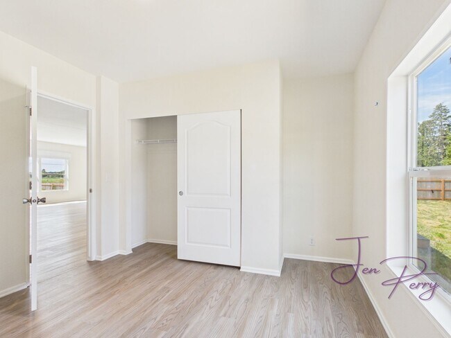 Building Photo - Large Spacious 5 Bedroom House with Fenced Yard