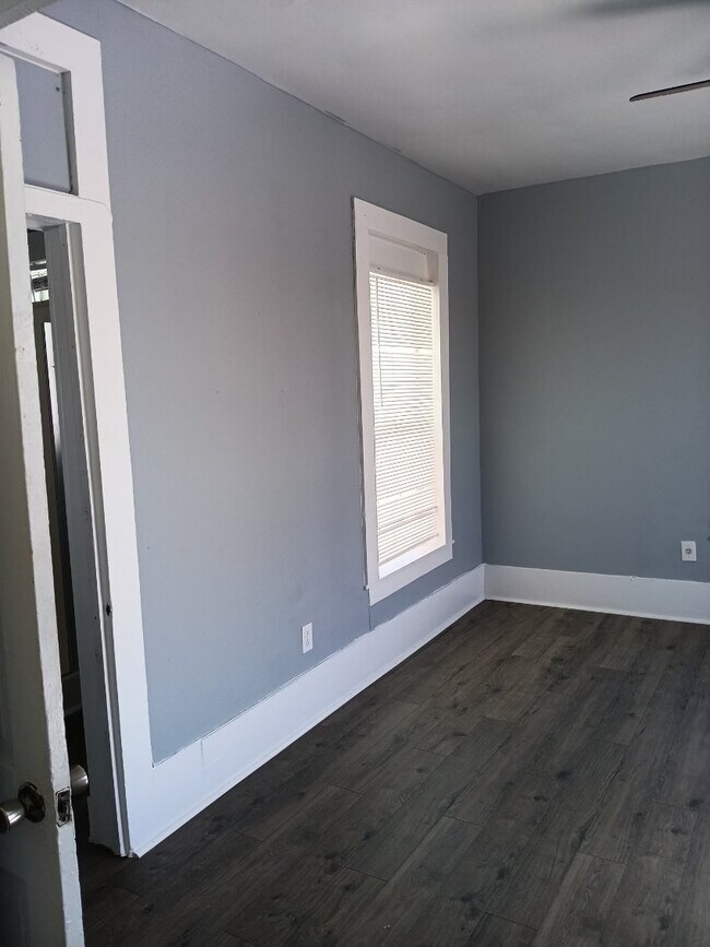 Building Photo - 215 W King Ave