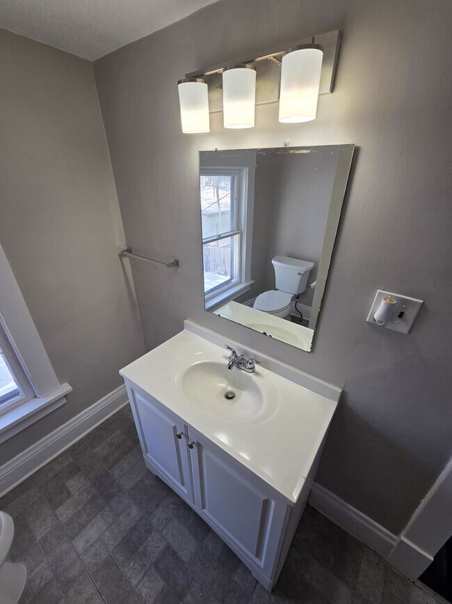 Building Photo - 2 bedroom, 1 bath house