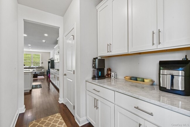 Building Photo - 19 Dennis Ln