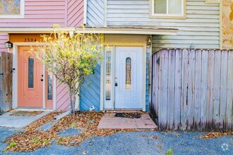 Building Photo - Great Townhouse in Central Pensacola