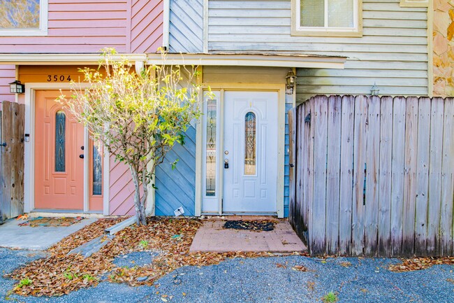 Primary Photo - Great Townhouse in Central Pensacola