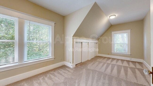 Building Photo - 2977 N Willamette Blvd