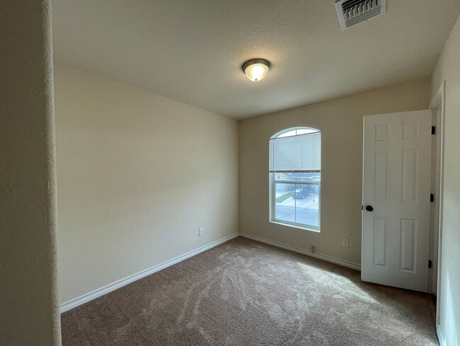 Building Photo - Townhome for rent